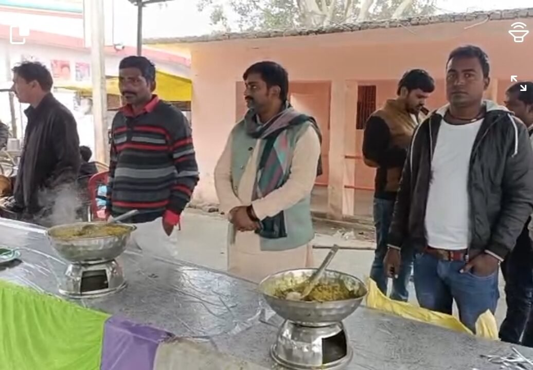 मकर संक्रांति पर समाजसेवी डॉ सुनील जायसवाल ने किया खिचड़ी भोज का आयोजन