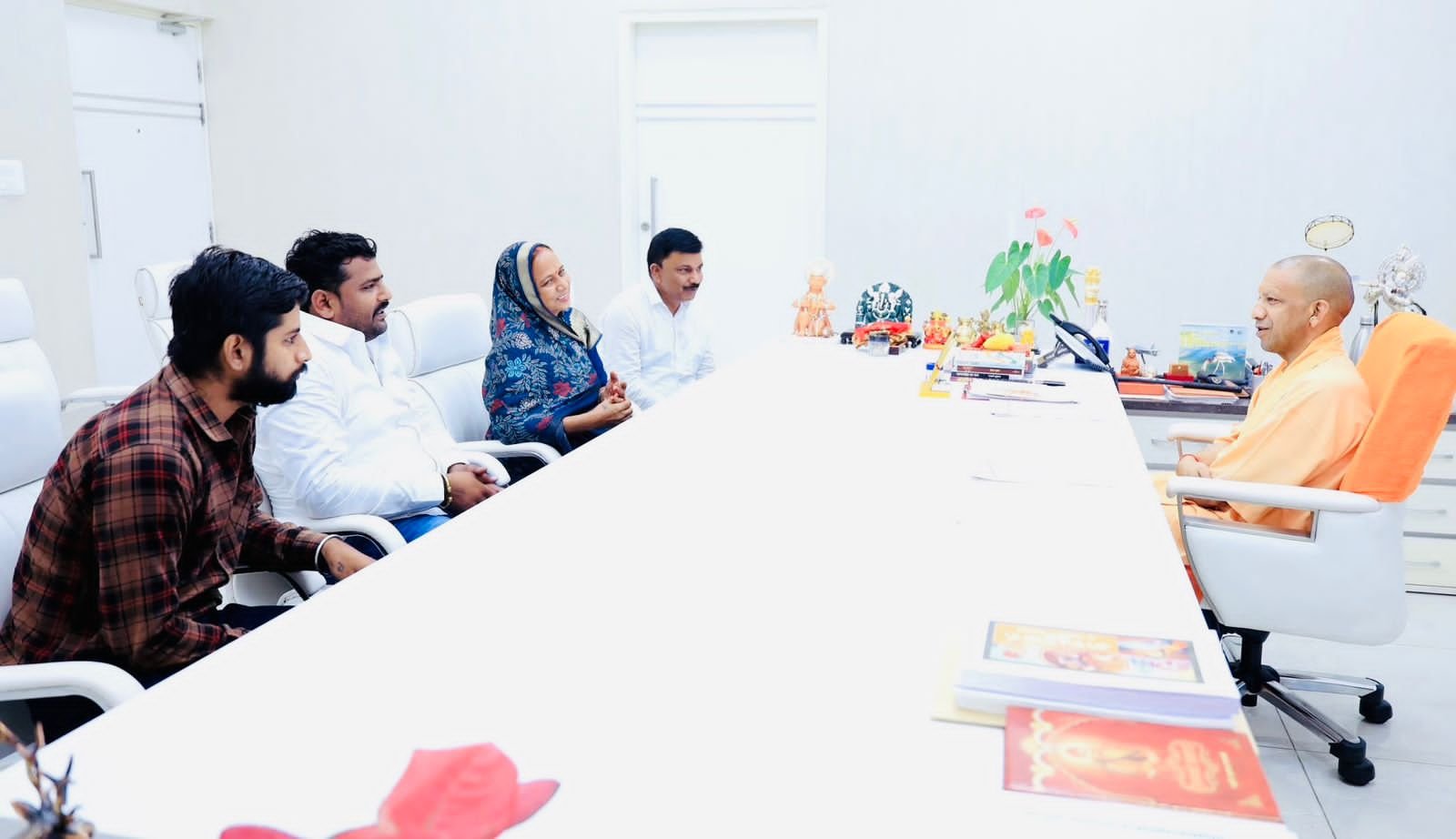 शिष्टाचार भेंट: ग्राम पंचायत आहरन के प्रधान प्रतिनिधि पवन सिसोदिया ने मुख्यमंत्री योगी आदित्यनाथ से की मुलाकात