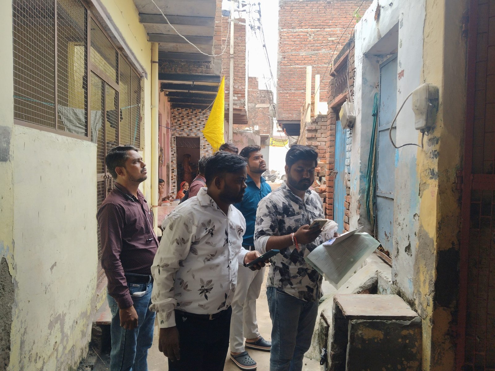 आगरा।रुनकता में बिजली बकायेदारों के कनेक्शन काटे..