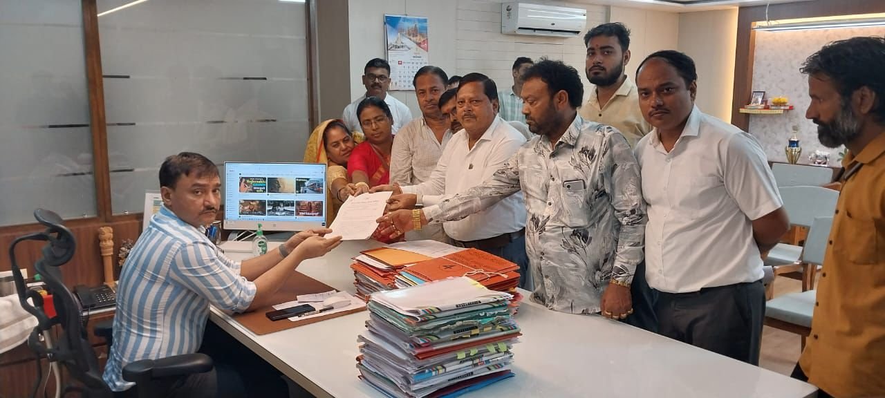 गुजरात प्रदेश के सूरत शहर में विभिन्न क्षेत्रों में आने वाली कॉलोनीओ को ले आउट/ गवर्नमेंट/ की मूलभूत सुविधाएं उपलब्ध न कराए जाने के संबंध में सूरत शहर कांग्रेस के पूर्व प्रमुख श्री धनसुख भाई राजपूत ने कलेक्टर को दिया ज्ञापन