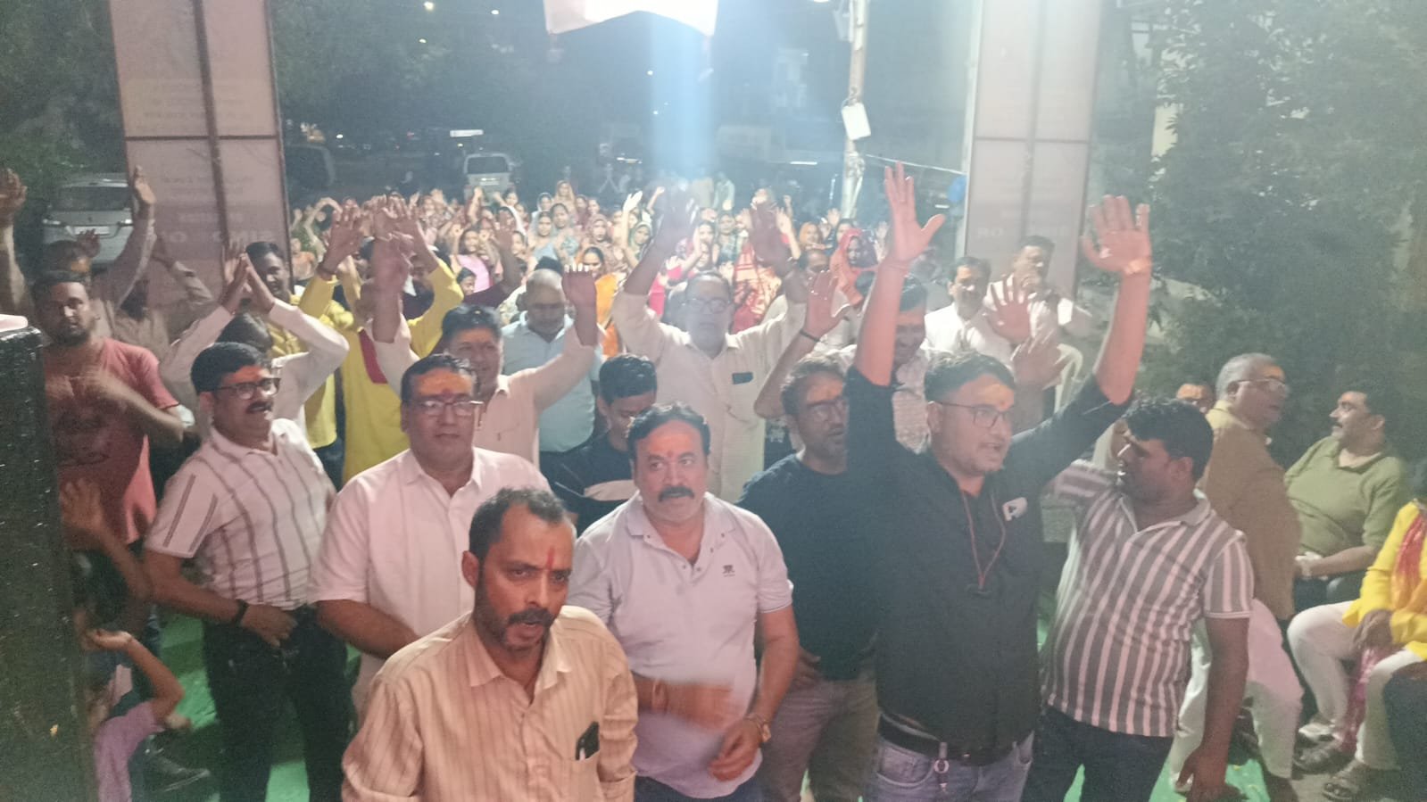 गुजरात प्रदेश सुरत शहर के नवा गांव डिंडोली में शिव उत्सव समिति मित्र मंडल द्वारा आयोजित मैया जगदम्बा की पूजा अर्चना करते हुए