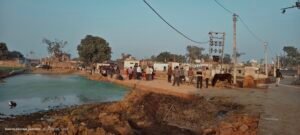 **सेमरा में जमीन बाउंड्री विवाद, प्रशासन ने रुकवाया निर्माण कार्य तालाब होने के दावे पर उठा विवाद, नए नक्शे के बाद होगी दोबारा पैमाइश** खंदौली (आगरा)। थाना खंदौली क्षेत्र के ग्राम पंचायत सेमरा में जमीन की बाउंड्री कराए जाने को लेकर उस समय विवाद उत्पन्न हो गया, जब ग्रामीणों ने संबंधित भूमि को पूर्व में तालाब की भूमि बताते हुए विरोध शुरू कर दिया। ग्रामीणों का आरोप है कि जिस जमीन पर बाउंड्री कराई जा रही है, वह पहले तालाब के रूप में दर्ज थी और उस पर किसी भी प्रकार का निर्माण नियमों के विरुद्ध है। विवाद की सूचना मिलते ही थाना खंदौली पुलिस मौके पर पहुंची। स्थिति की गंभीरता को देखते हुए राजस्व विभाग के कानूनगो और लेखपाल को भी मौके पर बुलाया गया। अधिकारियों ने मौके पर पहुंचकर चारों ओर से जमीन की नाप-जोख की और दोनों पक्षों की बात सुनी। प्रशासनिक हस्तक्षेप के बाद फिलहाल बाउंड्री निर्माण का कार्य रोक दिया गया है। राजस्व अधिकारियों ने बताया कि प्रारंभिक जांच में वर्तमान राजस्व अभिलेखों के अनुसार यह भूमि तालाब के रूप में दर्ज नहीं पाई गई है। कानूनगो के अनुसार जमीन राजस्व रिकॉर्ड में बंजर श्रेणी में दर्ज है और यह भूमि लखन सिंह के नाम अभिलेखों में दर्ज है। हालांकि ग्रामीणों के दावे और आपत्तियों को देखते हुए प्रशासन ने एहतियातन कार्य रुकवाया है। अधिकारियों का कहना है कि अब दूसरा नक्शा (पुराना व नवीन अभिलेखों का मिलान) आने के बाद ही दोबारा पैमाइश कराई जाएगी। उसी के आधार पर यह तय किया जाएगा कि भूमि का वास्तविक स्वरूप क्या है और आगे क्या कार्रवाई की जाएगी। वहीं जमीन के खरीदार का कहना है कि उन्होंने यह जमीन ग्राम सेमरा निवासी लखन से वैध रूप से खरीदी है। उनके अनुसार जमीन की खरीद के समय सभी जरूरी दस्तावेजों की जांच की गई थी और उनके पास रजिस्ट्री सहित पूरे कागजात मौजूद हैं। खरीदार ने प्रशासन से निष्पक्ष जांच की मांग की है। फिलहाल प्रशासन की ओर से स्पष्ट किया गया है कि जब तक नए नक्शे के आधार पर दोबारा पैमाइश नहीं हो जाती, तब तक विवादित भूमि पर किसी भी प्रकार का निर्माण या बाउंड्री कार्य नहीं कराया जाएगा। पूरे मामले पर राजस्व विभाग की नजर बनी हुई है।