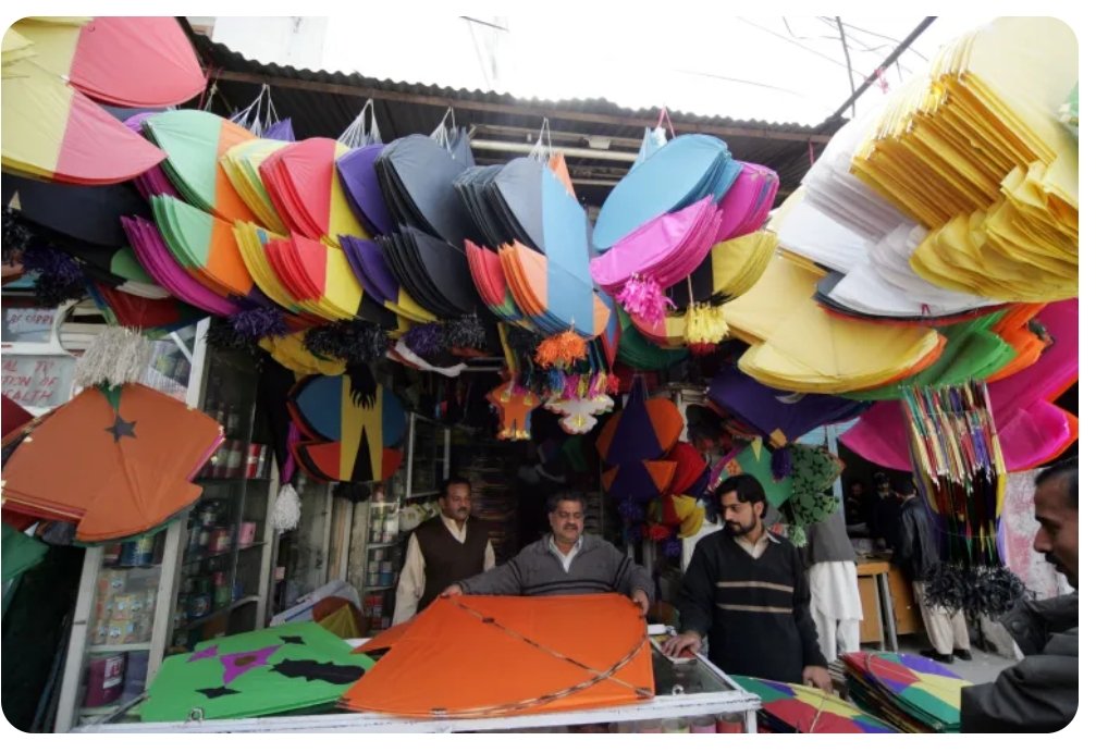 14 जनवरी से शुरू होने वाले महा पावन पर्व उत्तराण में पतंग की डोरी से होने वाले अकस्मात को ध्यान में रखते हुए जिला ट्रैफिक एजूकेशन एंड वेलफेयर सोसाइटी के द्वारा सूरत शहर में कार्यक्रम