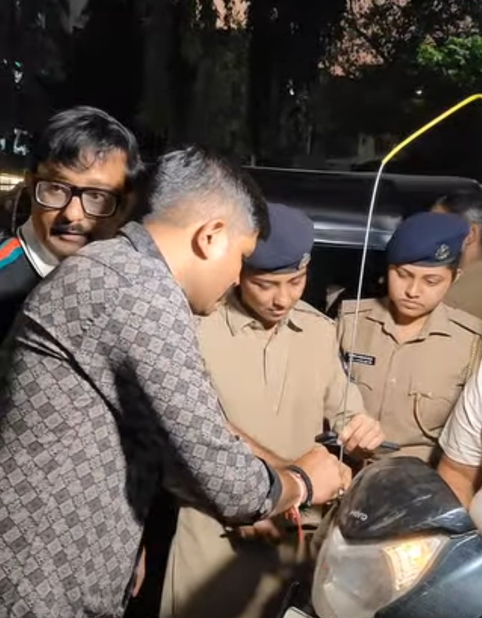 गुजरात प्रदेश सुरत शहर पुलिस के डी सी पी जोन / ३ / श्री राघव जैन के कर कमलों द्वारा दो पहिया गाड़ी चलाने वाले वाहन चालकों को सेफ्टी गार्ड लगाकर कर लोगों में सुरक्षा का दिया संदेश