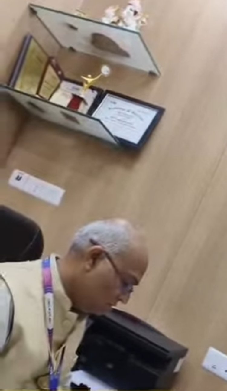 गुजरात प्रदेश के राजकोट जिले के स्टेट बैंक ऑफ़ इंडिया के मैनेजमेंट और सिक्योरिटी की बढ़ रही दादागिरी