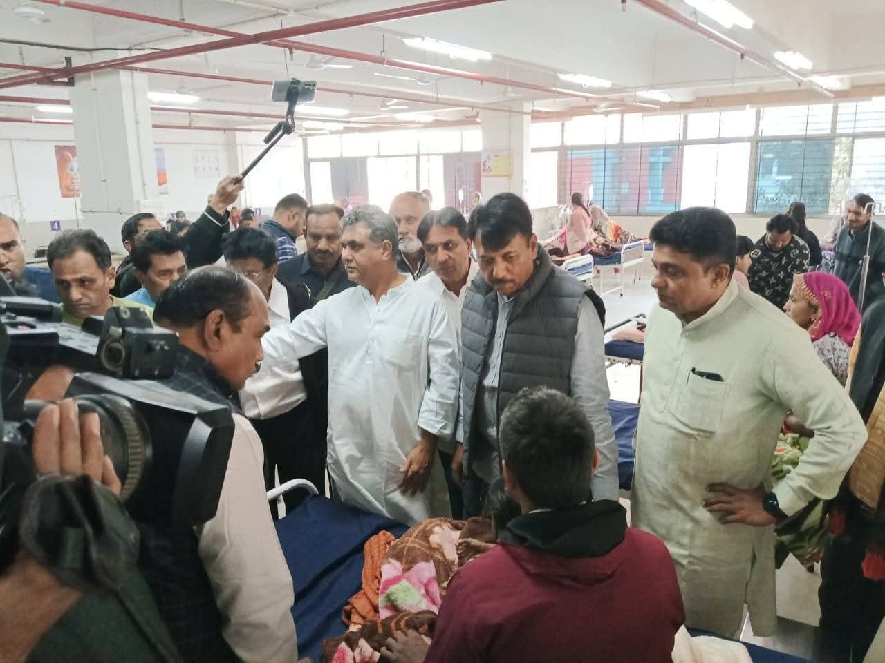 गुजरात प्रदेश कांग्रेस कमेटी के अध्यक्ष श्री अमित भाई चावड़ा जी ने टाइफाइड से ग्रस्त हुए मरीजों से गांधीनगर सिविल हॉस्पिटल में की मुलाकात उन्होंने राज्य सरकार पर लगाए गहरे आरोप उन्होंने कहा कि