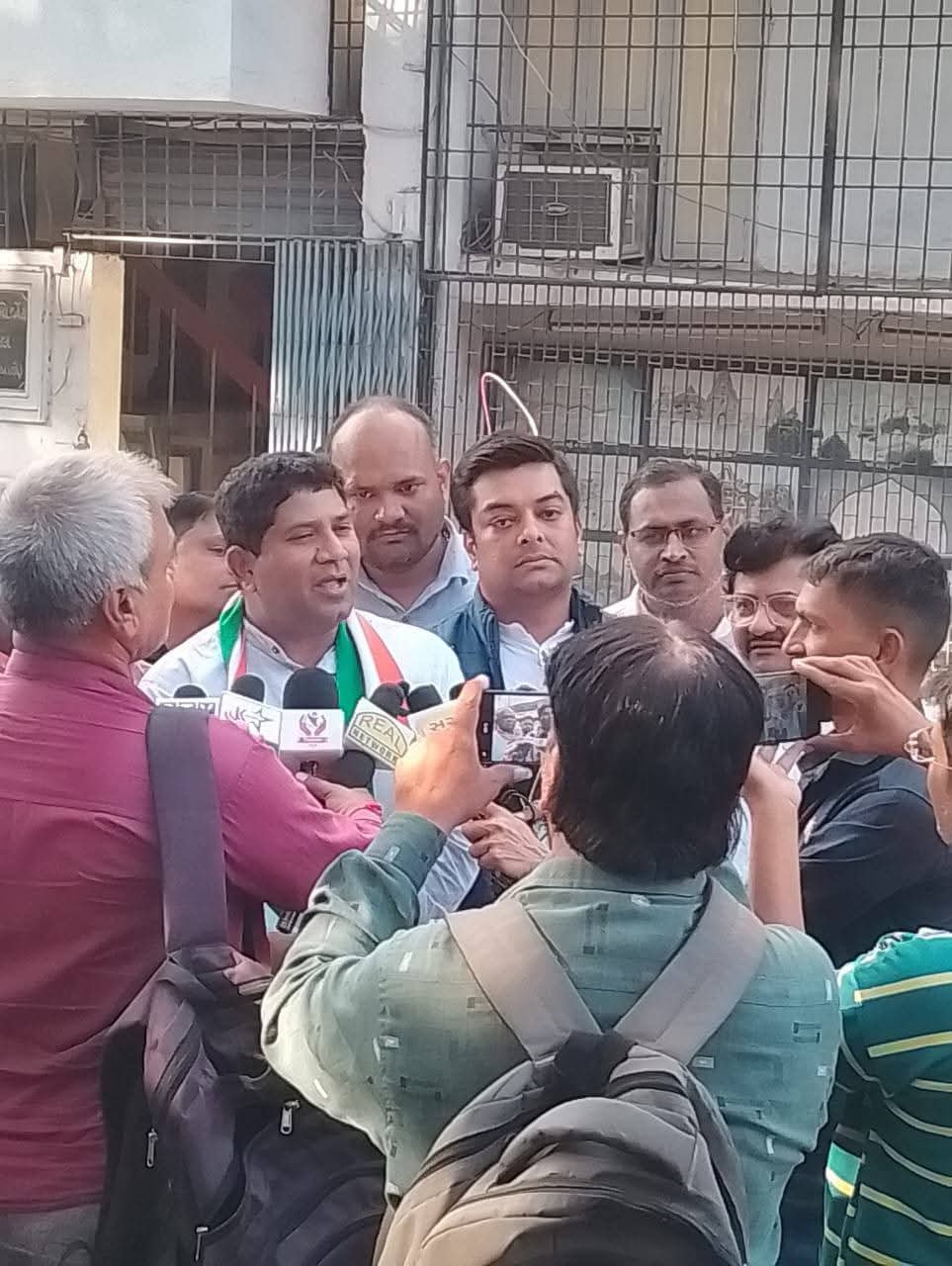 भारतीय जनता पार्टी की मोदी यन डी ए की गरीब विरोधी सरकार के खिलाफ गुजरात प्रदेश कांग्रेस कमेटी के आदेश पर सूरत शहर कांग्रेस कमेटी द्वारा धरना प्रदर्शन