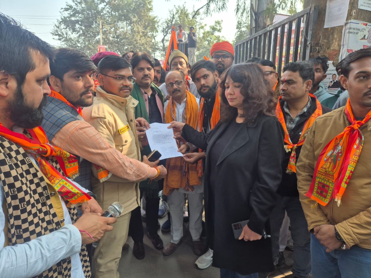 बांग्लादेश में हिंदुओं की निरंतर हो रही हत्या व अत्याचारों के विरोध में शनिवार को हिंदू आक्रोश मोटरसाइकिल यात्रा निकाली गई, सौंपा ज्ञापन।