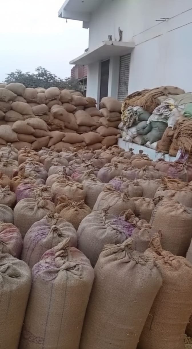 बिना दस्तावेज अनाज भंडारण पर प्रशासन ने बड़ी कार्रवाई की है। सहसपुर लोहारा के जैन ट्रेडर्स और दाल मिल में छापेमार कार्रवाई