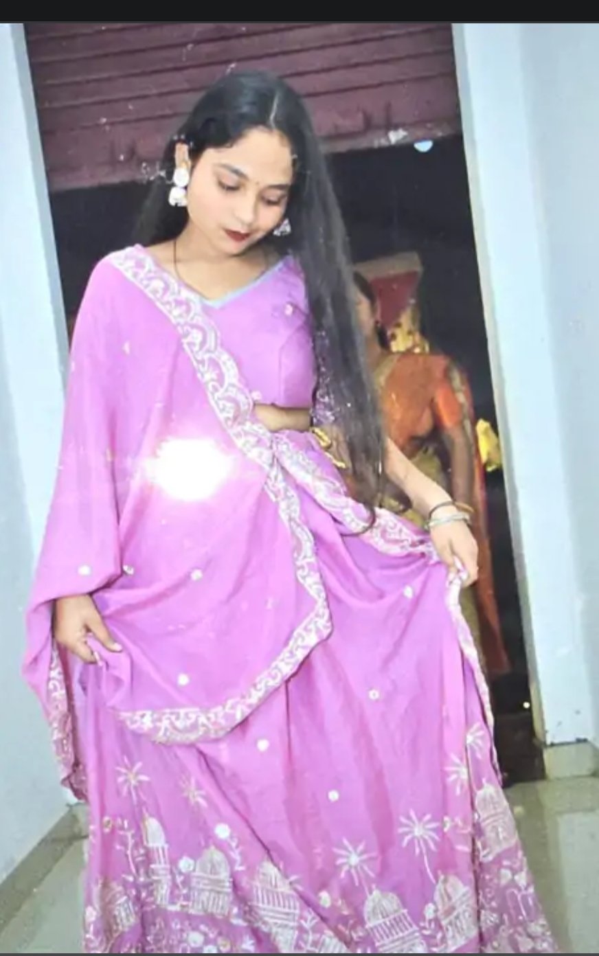 गुजरात प्रदेश सुरत शहर के डिंडोली पुलिस स्टेशन विस्तार के जय महादेव नगर सोसाइटी के रिक्शा चालक उत्तर भारतीय परिवार की बेटी का डॉक्टर बनने का सपना सपना ही रह गया लड़की ने लगाई फांसी