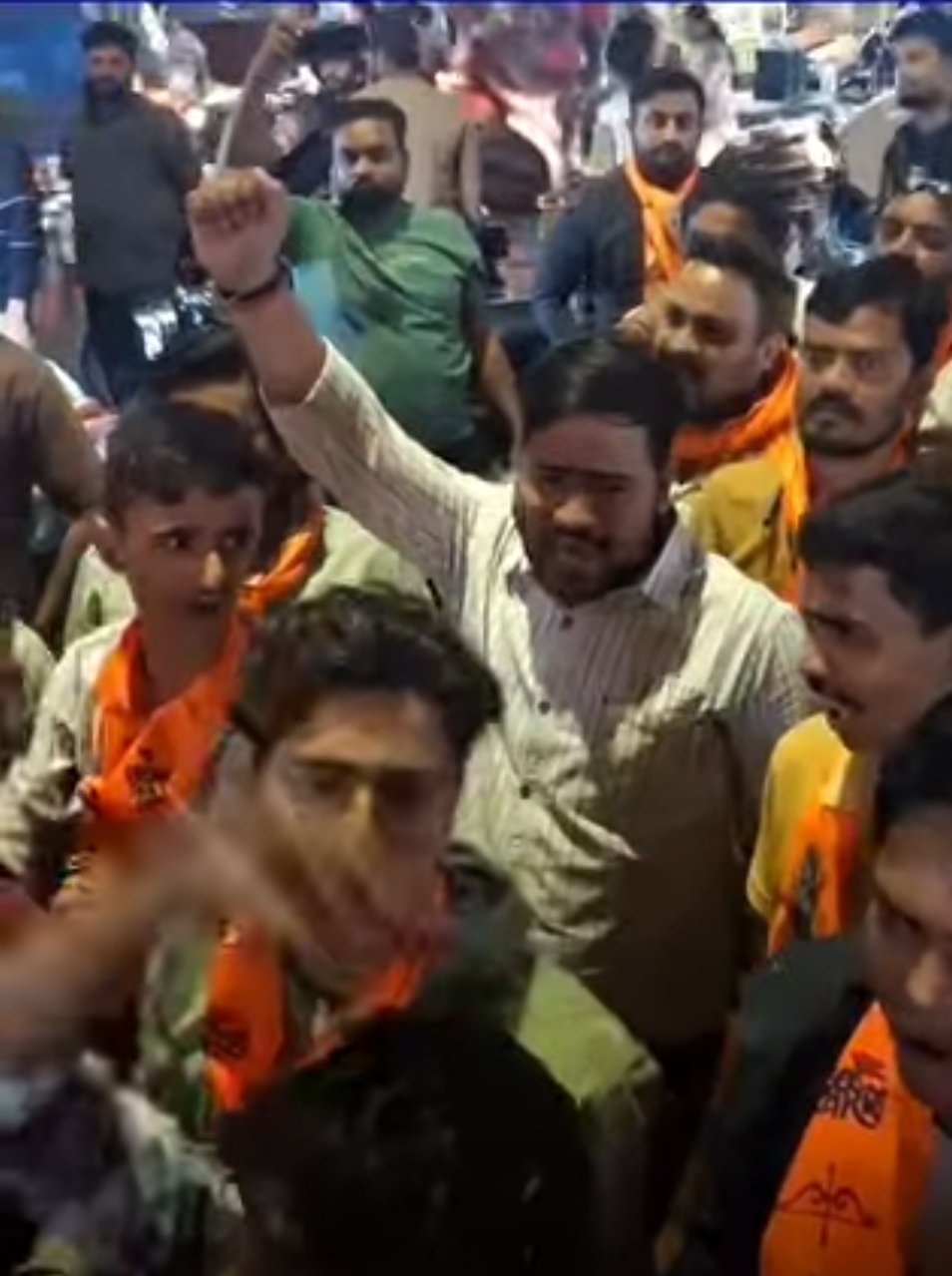 गुजरात प्रदेश सुरत शहर में आम आदमी पार्टी के नेताओ द्वारा आठ जनवरी को गोडादरा विस्तार में परिवर्तन सभा का आयोजन किया आयोजन से एक दिन पहले ही