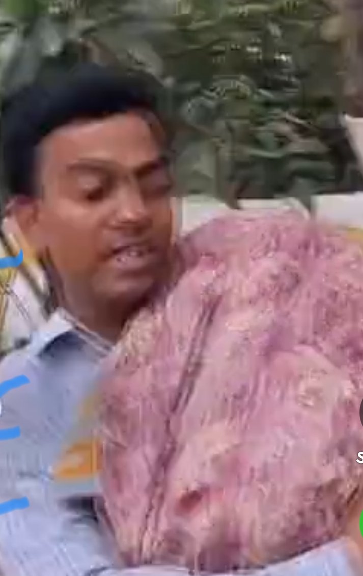 गुजरात प्रदेश सुरत शहर के सिविल हॉस्पिटल में आज एक बाप अपने सात साल के मृत पुत्र को कंधे पर रख कर हॉस्पिटल में जाते हुए देखकर लोग भावुक हो गए