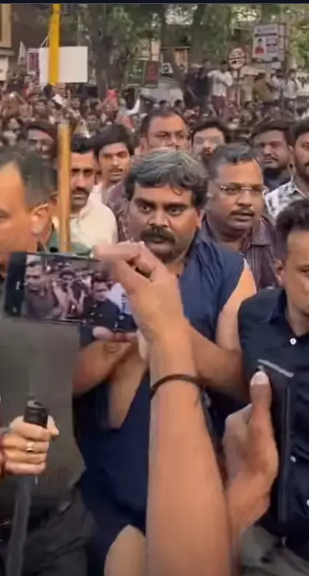 गुजरात प्रदेश सुरत शहर के कतारगाम सिंगड पुर पुलिस स्टेशन विस्तार में सुरत स्पेशल ऑपरेशन ग्रुप (S O G) ने अपराधी चिराग गोटी का निकला जुलूस लोगों ने ढोल नगाड़े से किया स्वागत