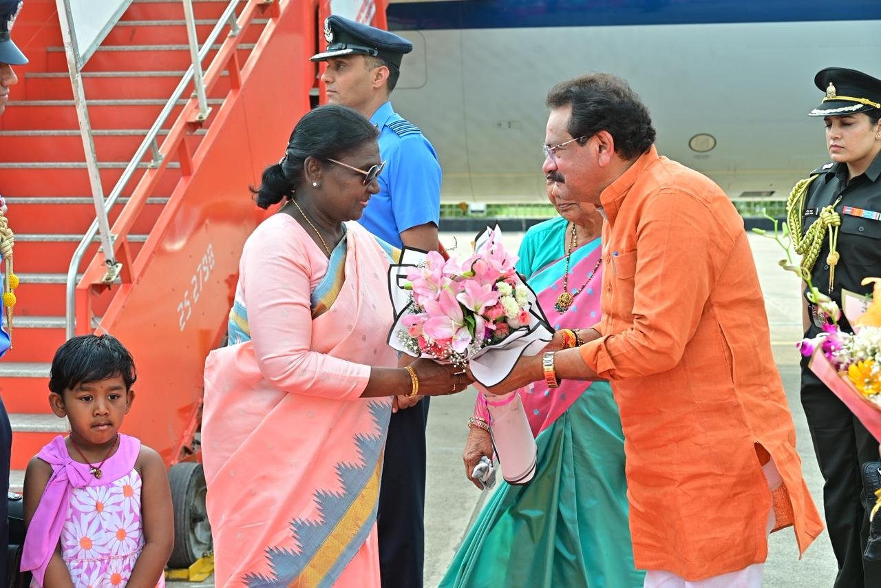 आगरा टेक्निकल एयरपोर्ट पर राष्ट्रपति द्रोपदी मुर्मू का भव्य स्वागत, अम्बेडकर जयंती के भीम नगरी समारोह में आने का दिया निमंत्रण :– प्रोफेसर एसपी सिंह बघेल