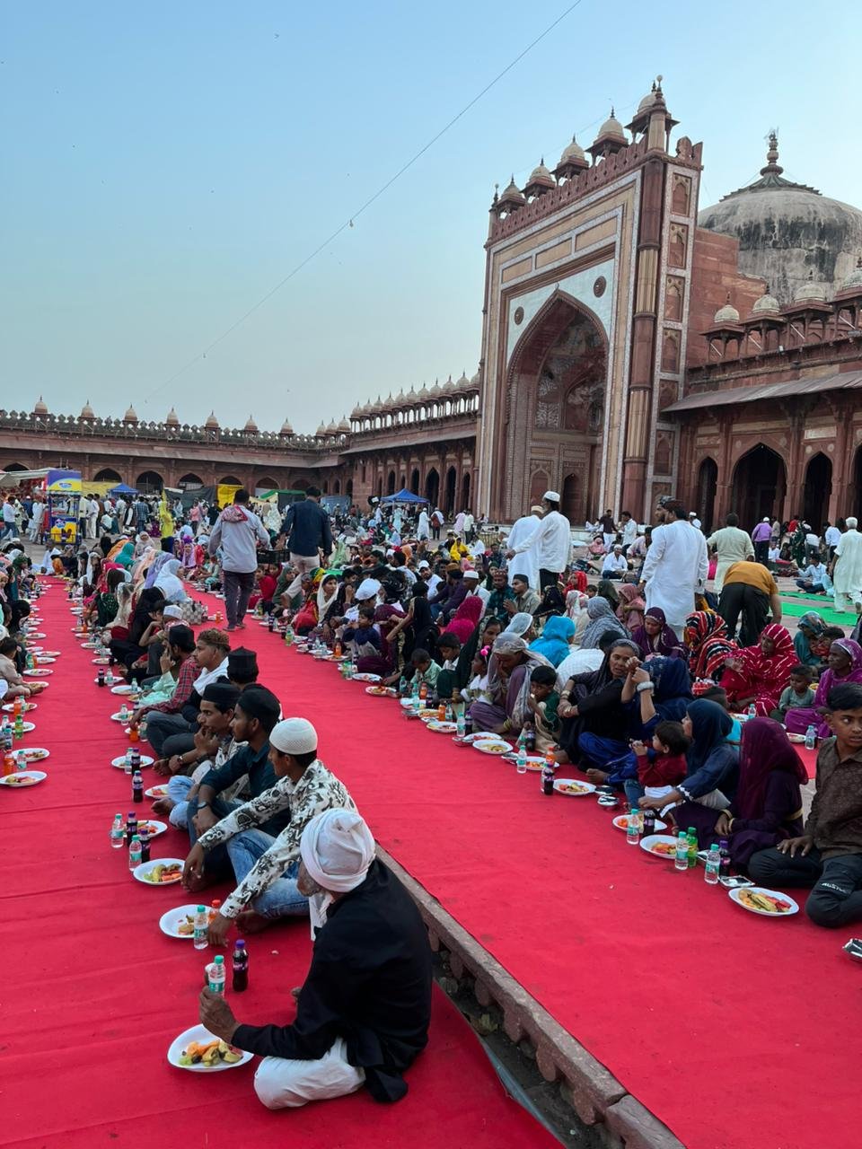 29वें रोज़े की फज़ीलत के बीच इफ़्तार का भव्य आयोजन, रोज़ेदारों की उमड़ी भीड़