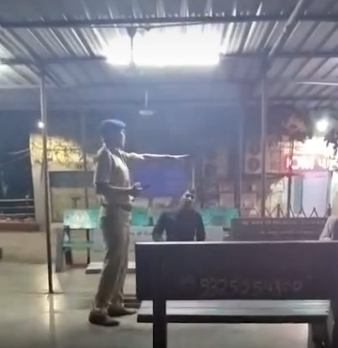 गुजरात प्रदेश सुरत शहर के नई सिविल हॉस्पिटल दो नसे कि हालत में असिस्टेंट पुलिस सब इंस्पेक्टर से भीड़ गए फिर क्या था हंगामा हो गया