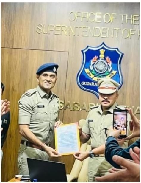 गुजरात प्रदेश साबरकांठा जिले वडाली पुलिस को सम्मान पत्र दे कर किया गया सम्मानित वडाली पुलिस स्टेशन में खुशी का माहौल