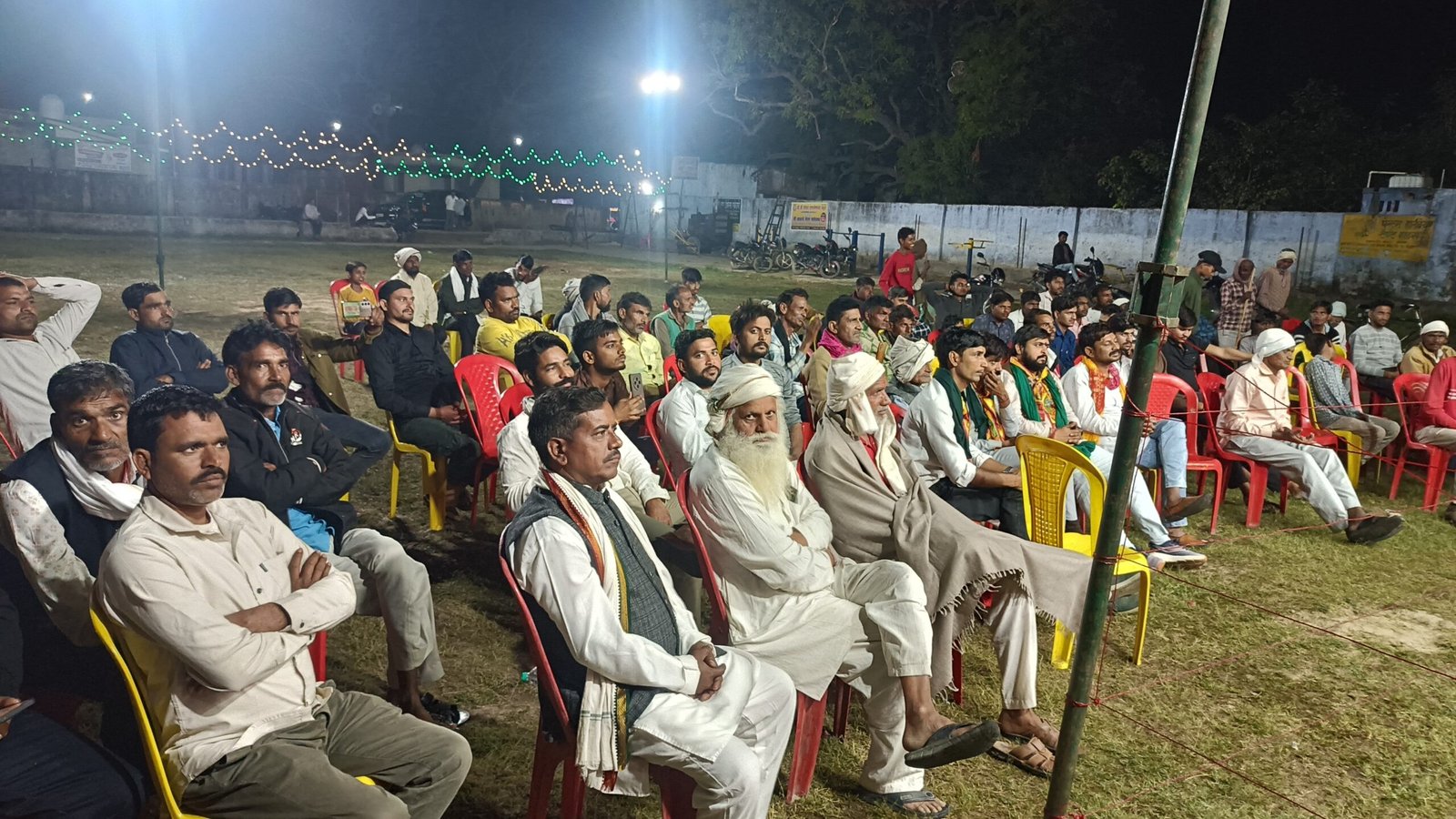 एत्मादपुर चावली में अंतरराष्ट्रीय कविता दिवस पर चावली मेले में गूंजा महा कवि सम्मेलन