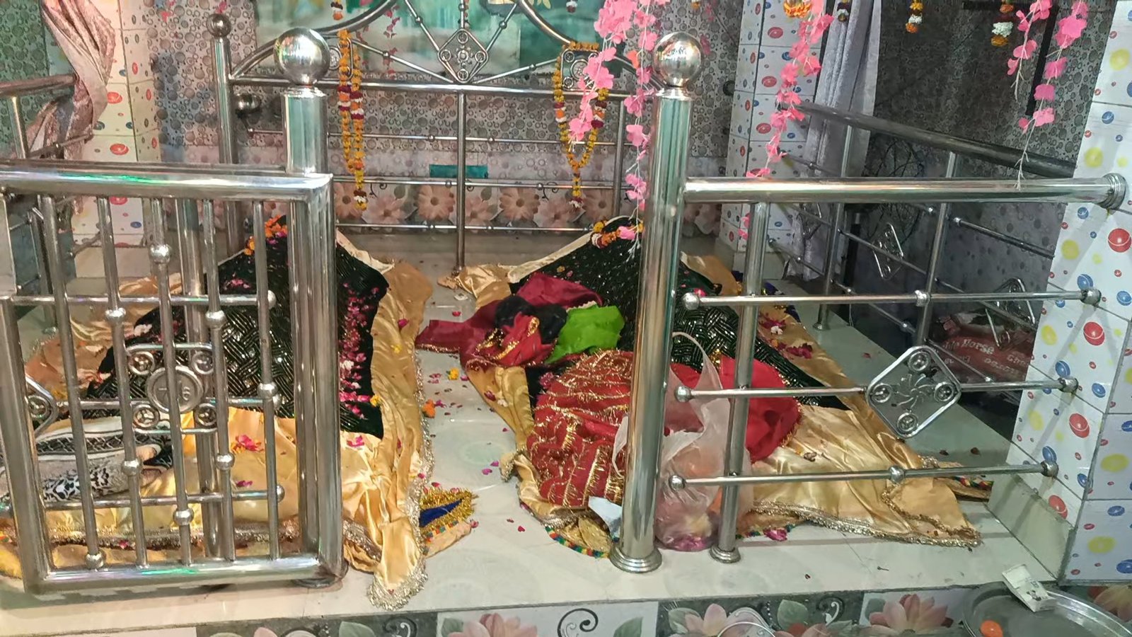 रमज़ान के पावन महीने में दरगाह छोटे-बड़े सरकार में मीलाद शरीफ़ का आयोजन, अकीदतमंदों की रही बड़ी मौजूदगी