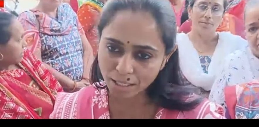 गुजरात प्रदेश के आंगन वाडी कार्यकर्ताओं को सन २०२२ मोबाइल देने के सरकार के वादे को लेकर कार्यकर्ताओं ने जताया विरोध कहा सरकार अपना वादा पूरा करें