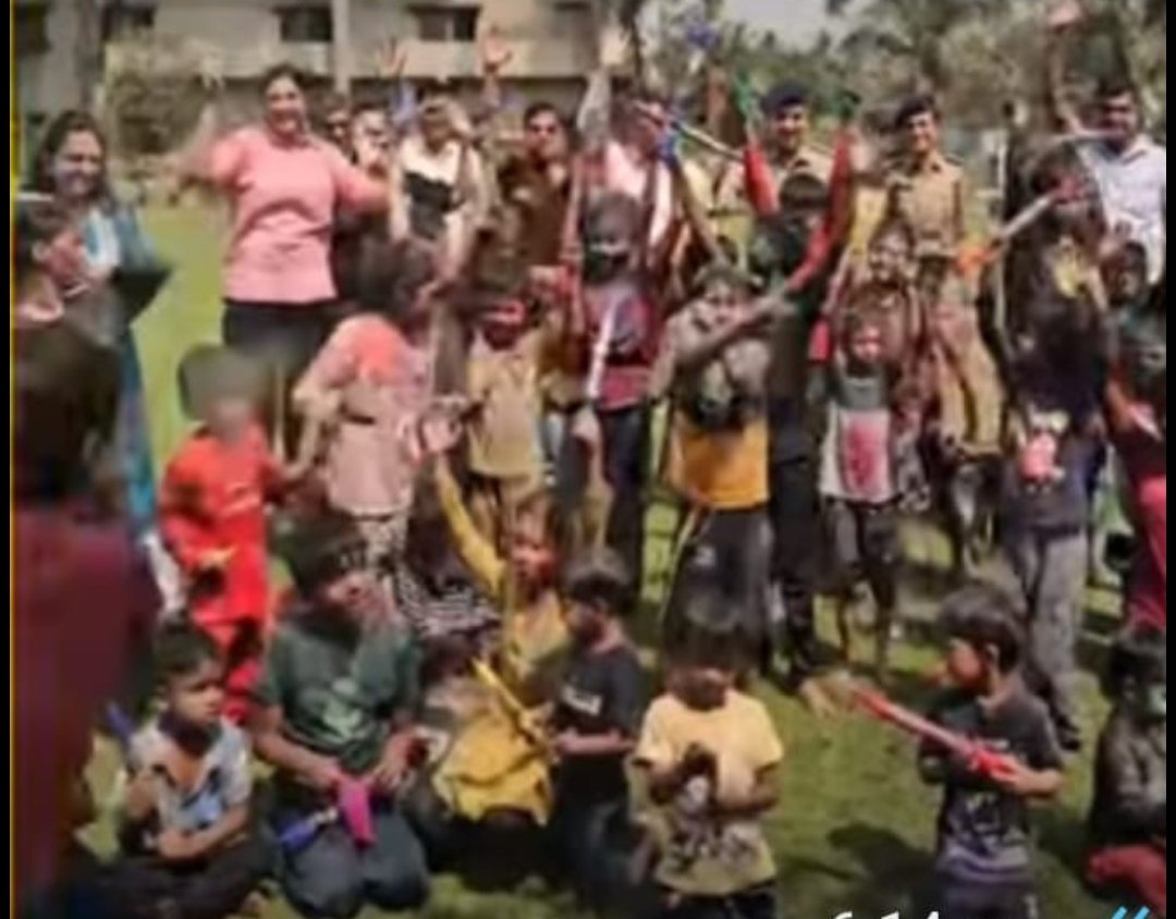 गुजरात प्रदेश सुरत शहर पांडेसरा इंडस्ट्रियल संगठन के सहयोग से पांडेसरा जीआईडीसी पुलिस स्टेशन के आला अधिकारियों द्वारा होली के पावन पर्व के अवसर पर गरीब परिवार के बच्चों के साथ मनाई रंग बिरंगी होली