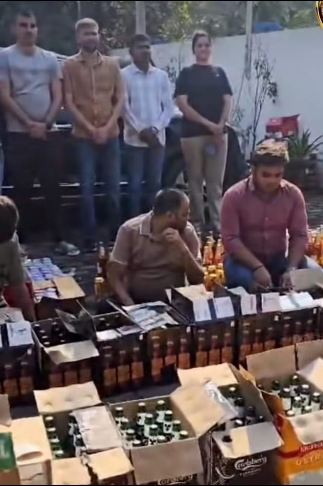 गुजरात प्रदेश सुरत शहर के पांडेसरा पुलिस सर्वेलेंस टीम के द्वारा होली के रंग में भंग डालते हुए बमरोली गांव स्थित एक मकान पर छापा मारकर वियर की बोतलों के साथ तीन आरोपियों को किया गिरफ्तार