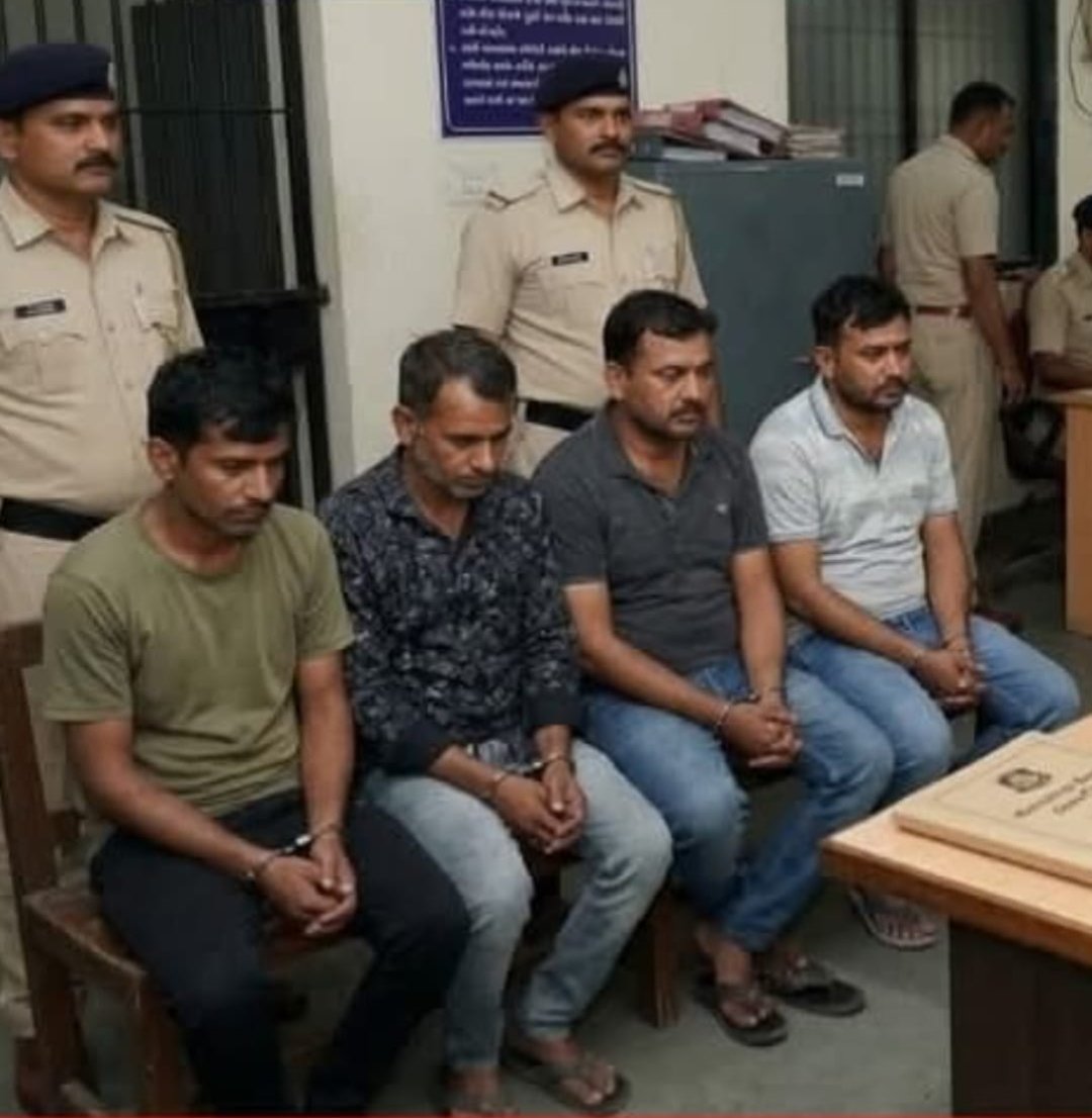 गुजरात प्रदेश सुरत शहर चोटा पुल क्षेत्र के एक युवक से हनी ट्रैप के जरिए उगाही करने वाली गैंग का पर्दाफाश हुआ है। इस मामले में पुलिस ने मेहुल जाडेजा, जाडेजा की गर्लफ्रेंड तथा अन्य एक युवक के खिलाफ मामला दर्ज कर आरोपी को गिरफ्तार कर लिया गया है