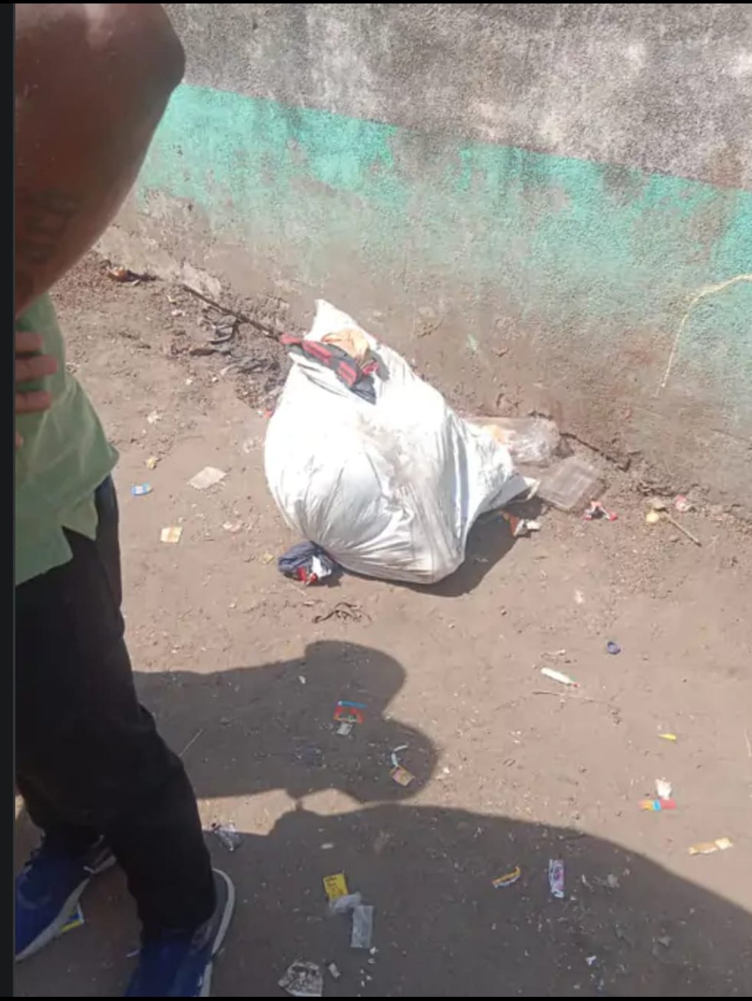 गुजरात प्रदेश सूरत शहर में कचरे के ढेर से महिला की लाश मिली हत्या कर लाश फेंकने की आशंका, पुलिस ने डॉग स्क्वॉड की मदद से जांच शुरू की।