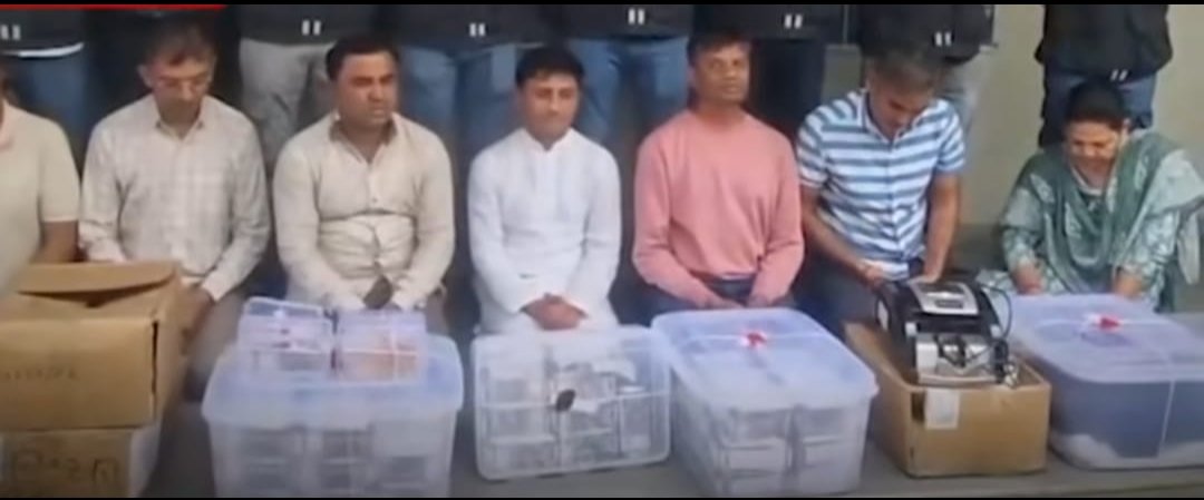 गुजरात प्रदेश अहमदाबाद शहर के क्राइम ब्रांच बड़ा खुलासा योग गुरु से पकड़ा करोड़ों रुपए के नकली नोट गुजरात के सूरत शहर के आश्रम में ही होती थी नोटों की छपाई