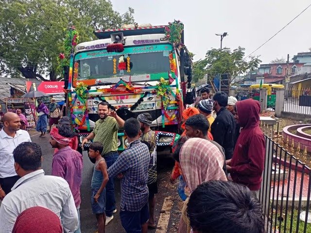 लिट्टीपाड़ा: हाइवा और कार की भिड़ंत से मची अफरा-तफरी, आपसी सुलह के बाद शांत हुआ मामला
