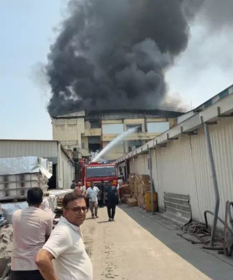 गुजरात प्रदेश सुरत शहर सचिन जी आई डी सी होजी वाला कंपाउंड में एक बार फिर आग ने दिखाया विकराल रूप दर्जनों फायर की गाड़ियां पहुंची मौके पर हुआ करोड़ों का नुकसान