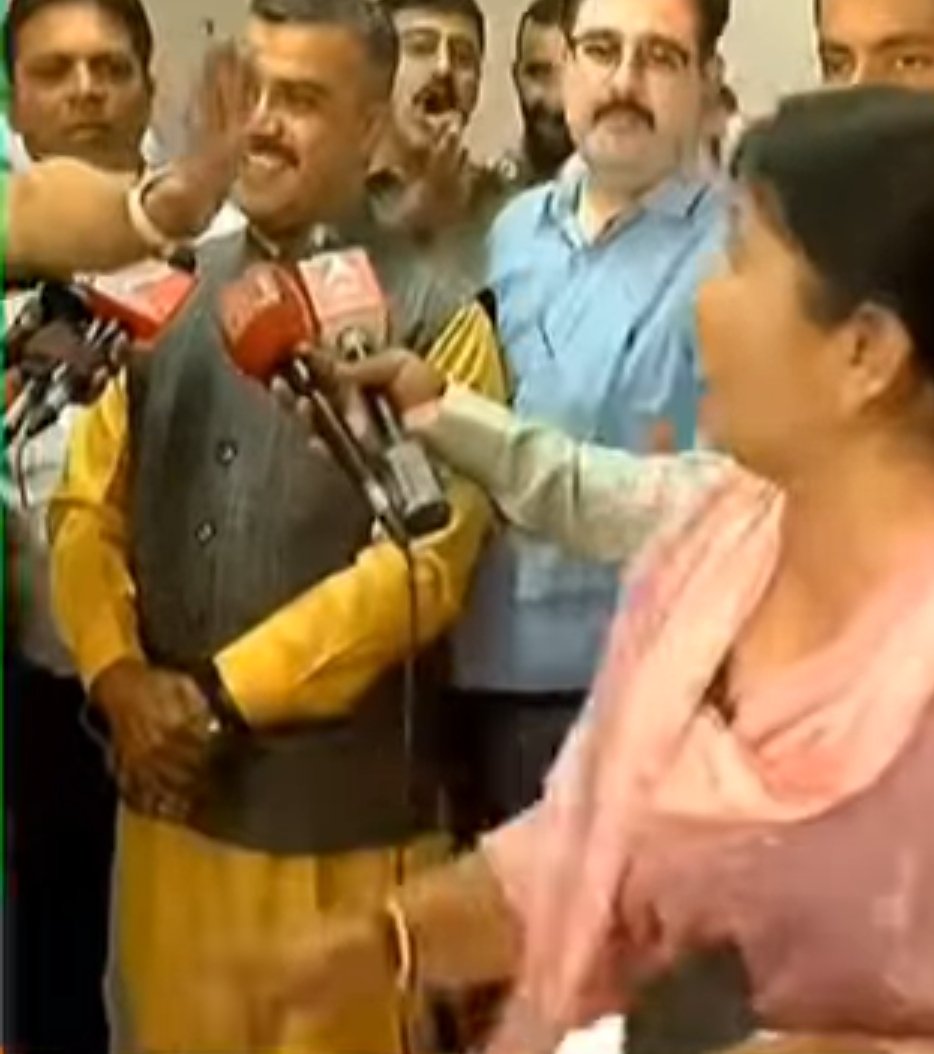 गुजरात प्रदेश राजकोट शहर में भारतीय जनता पार्टी एवम् कांग्रेस के कार्यकर्ता हुए आमने सामने पुलिस प्रशासन ने किया बीच बचाव