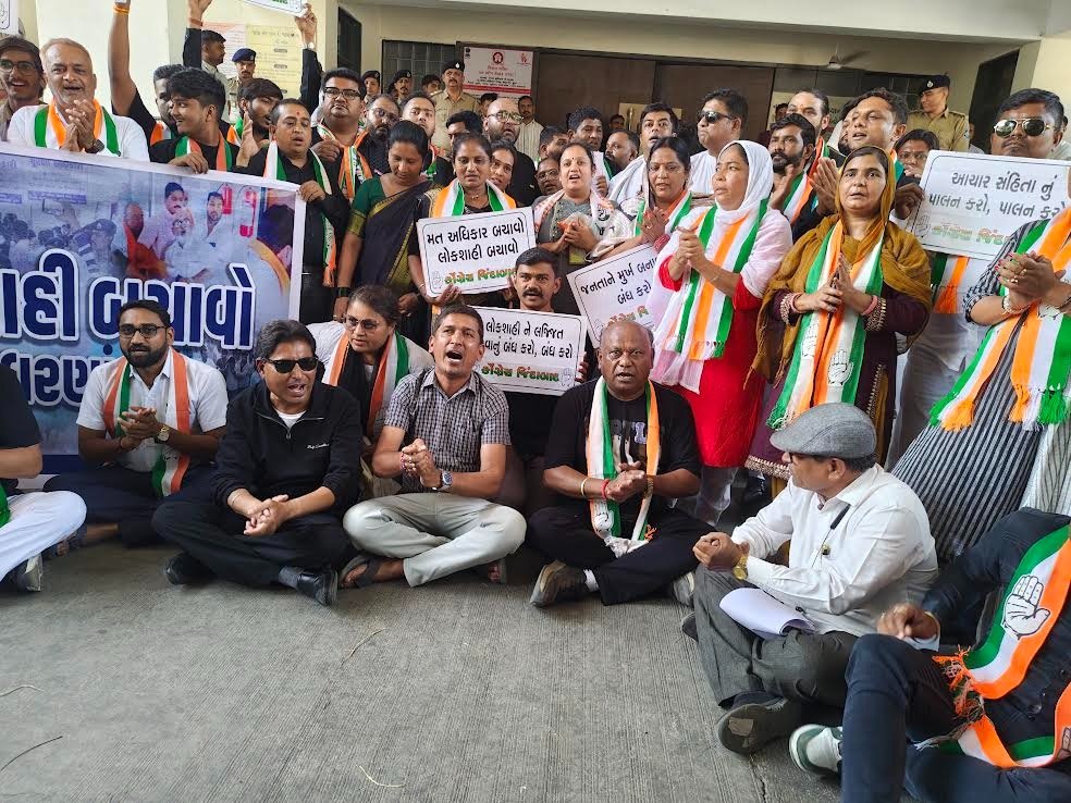 सुरत शहर कांग्रेस कमेटी ने सुरत शहर पुलिस के स्पेशल ऑपरेशन ग्रुप ( s o g ) पुलिस पर पक्षपात करने के लगाए गंभीर आरोप चुनाव आयोग को दिया गया आवेदन