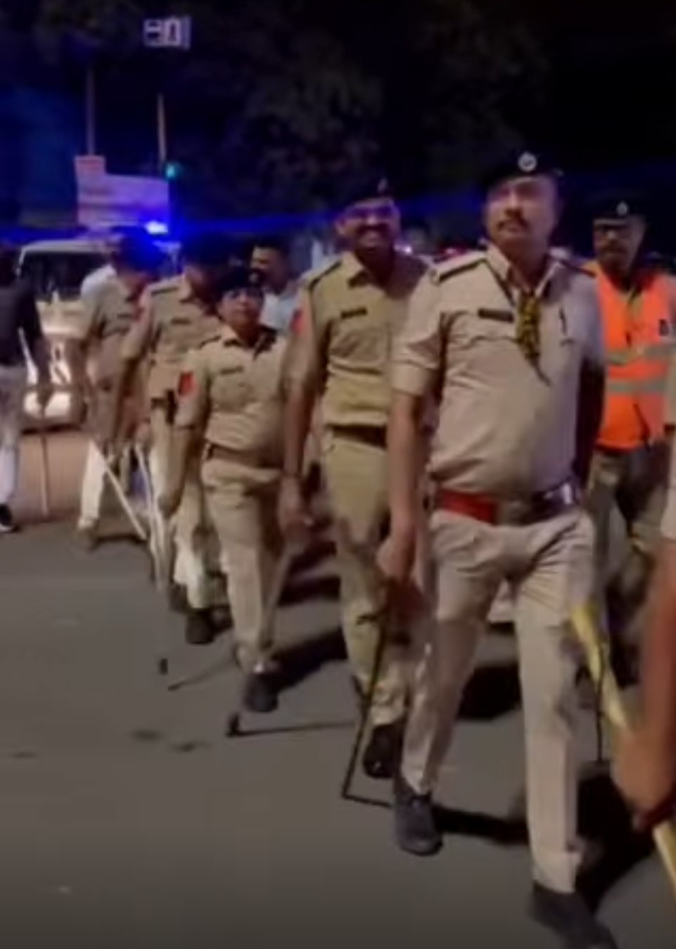 गुजरात प्रदेश सुरत शहर के पांडेसरा पुलिस स्टेशन विस्तार में पुलिस ने किया फ्लैग मार्च अ सामाजिक तत्वों में भय का माहौल