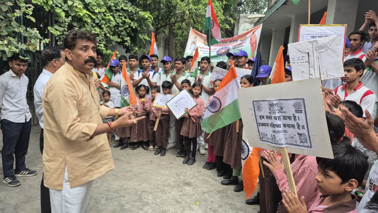 स्कूल चलो अभियान के तहत एनएसएस स्वयंसेवकों की जागरूकता रैली आयोजित