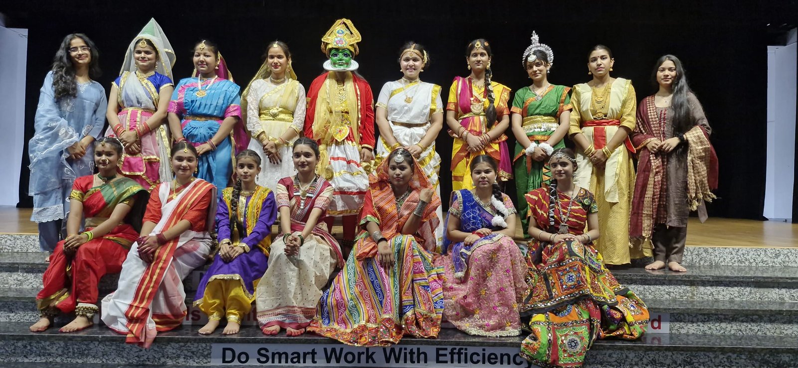 अंतर्राष्ट्रीय नृत्य दिवस पर बालिकाओं ने बिखेरी संस्कृति की छटा