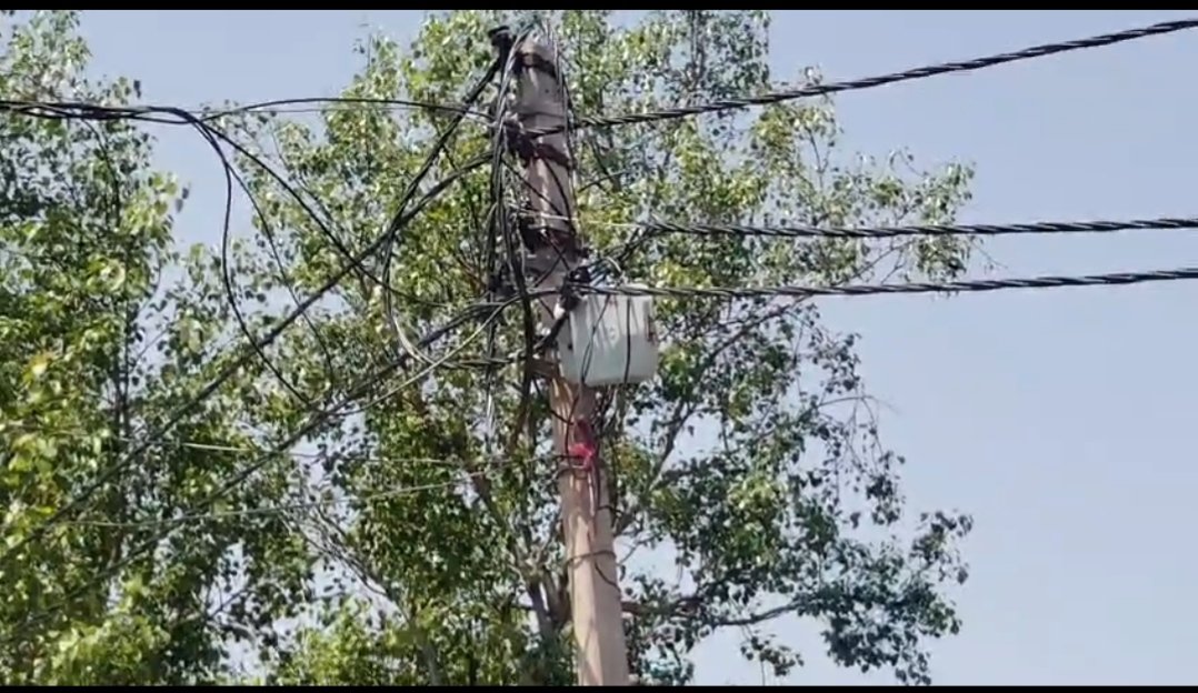 जर्जर बिजली पोल बना खतरा, कभी भी हो सकता है बड़ा हादसा