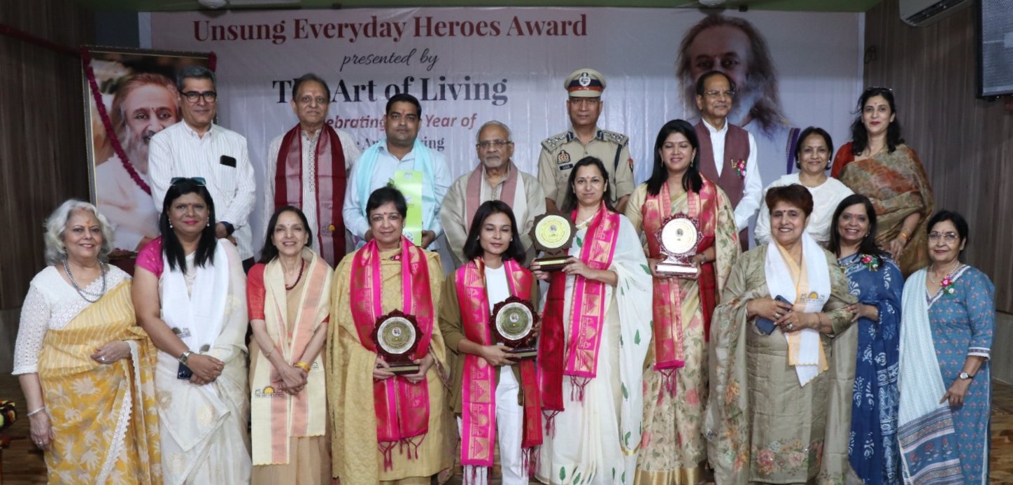 आगरा में ‘अनसंग हीरोज़’ हुए सम्मानित, समाजसेवा के गुमनाम नायकों को मिला मंच