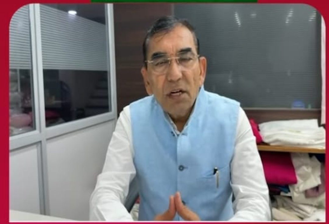 गुजरात विवर्स संगठन द्वारा आयोजित मीटिंग में प्रमुख श्री अशोक भाई जिरावाला वीविंग फेक्ट्री मालिकों से अनुरोध करते हुए