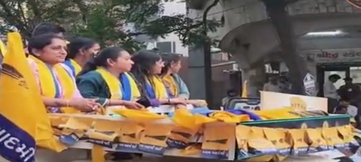 गुजरात प्रदेश सुरत शहर महा नगर पालिका चुनाव में आम आदमी पार्टी के जनसभा की सफलता से घबड़ाई भारतीय जनता पार्टी ने उसी विस्तार में आयोजित किया मुख्यमंत्री का रोड शो