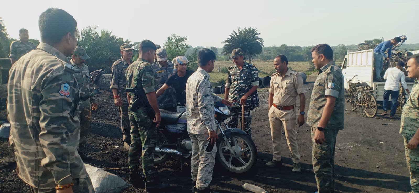 पाकुड़ पुलिस की बड़ी कार्रवाई: अवैध कोयला लदे 14 वाहन जब्त, 30 क्विंटल कच्चा कोयला बरामद