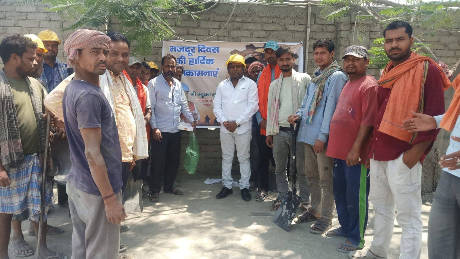 मजदूर दिवस पर भाजपा नेता बाबूधन मुर्मू की सराहनीय पहल, श्रमिकों के बीच बांटी मिठाई और सामग्री