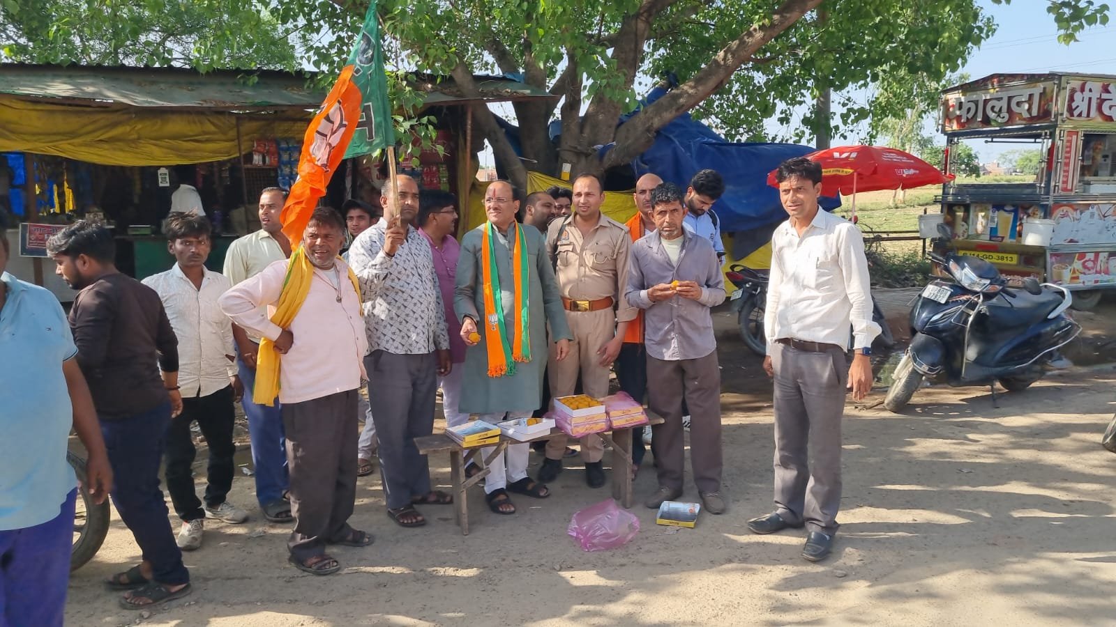 बंगाल में भगवा क्रांति! दक्षिण बंगाल के गढ़ में सेंधमारी के बाद भाजपा कार्यकर्ताओं का विजय शंखनाद, रसगुल्लों से बढ़ी जीत की मिठास।