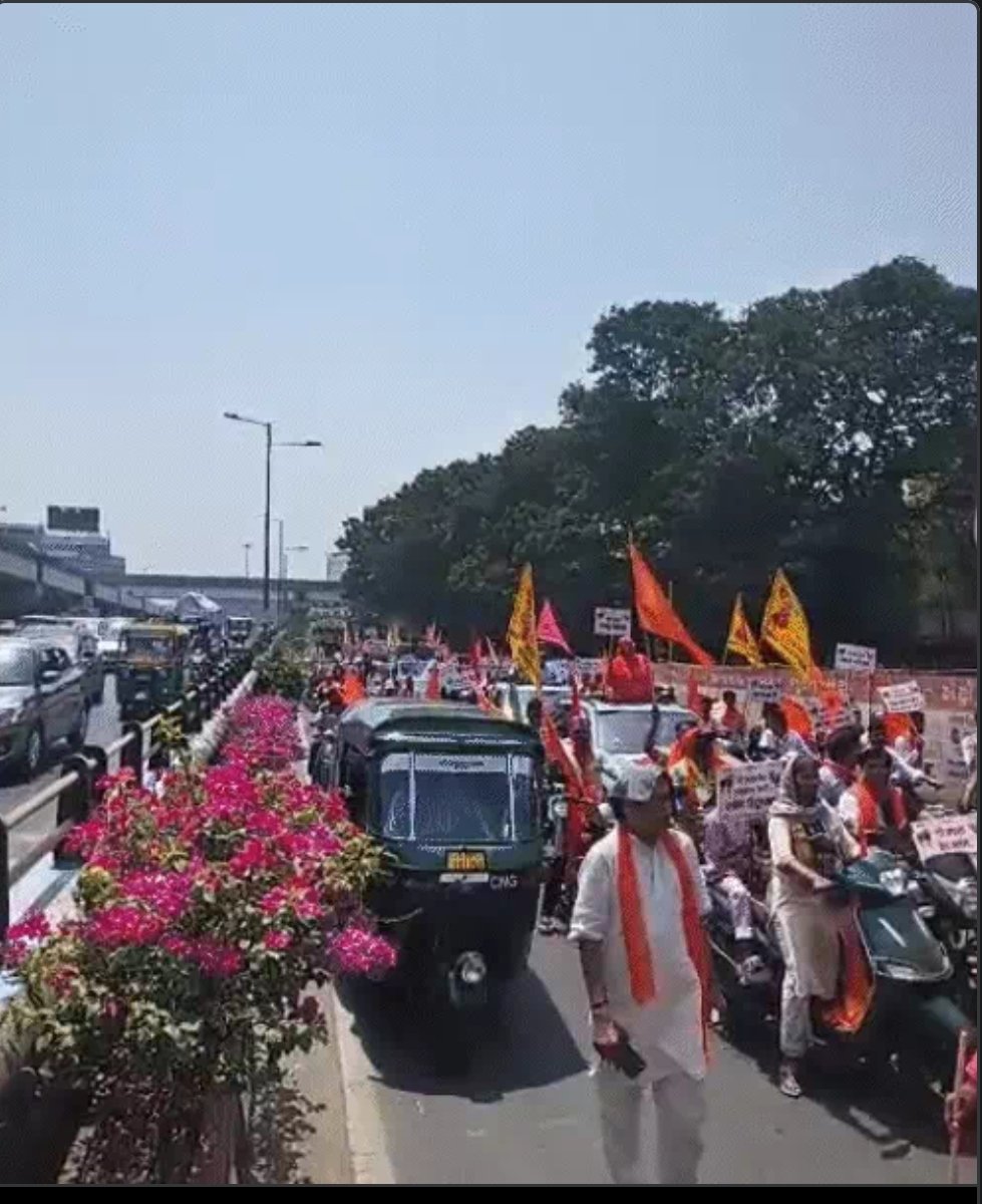 गौ माता को राष्ट्र माता घोषित करने की मांग को लेकर गुजरात प्रदेश सुरत शहर में निकली ऐतिहासिक रैली सूरत जिला कलेक्टर को सौंपा ज्ञापन