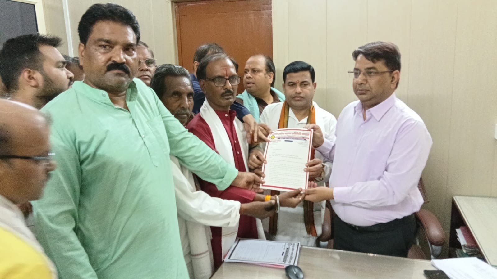 खाद्य सुरक्षा अधिनियम में व्यापारियों की समस्याओं को लेकर मुख्यमंत्री के नाम सौंपा ज्ञापन