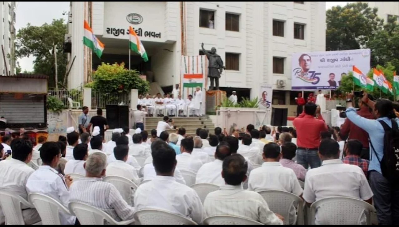गुजरात प्रदेश अहमदाबाद राजीव गांधी भवन में पत्रकार परिषद में गुजरात प्रदेश कांग्रेस के प्रवक्ता श्री डॉ पार्थिव राज सिंह कड़वाडिया ने कहा कि