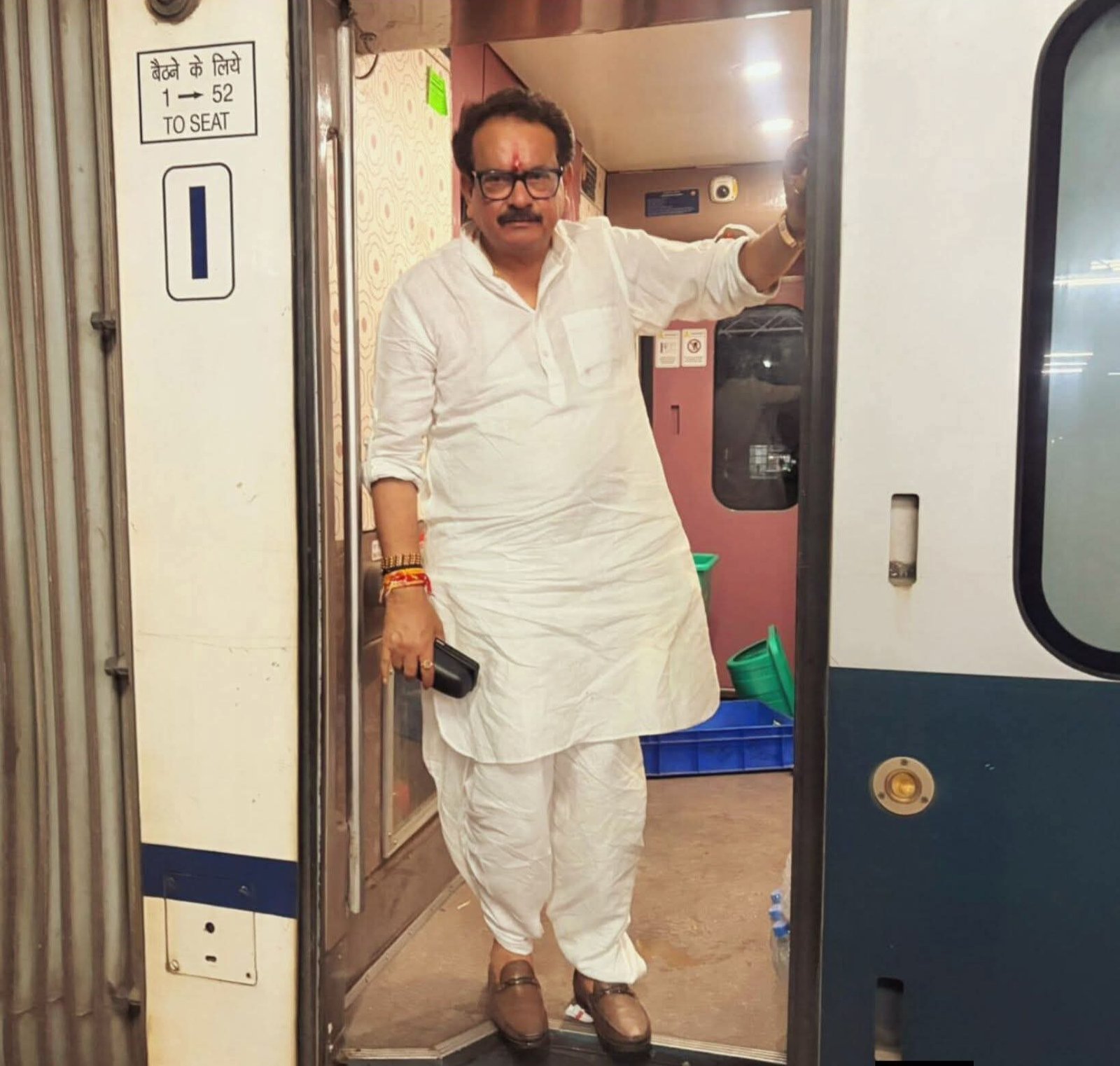 विप काफिला नहीं, सरकारी रेल में सवार हुए मंत्री, सादगी की मिसाल – जब काफिला छोड़ ट्रेन में सवार हुए केंद्रीय मंत्री प्रो. एसपी सिंह बघेल