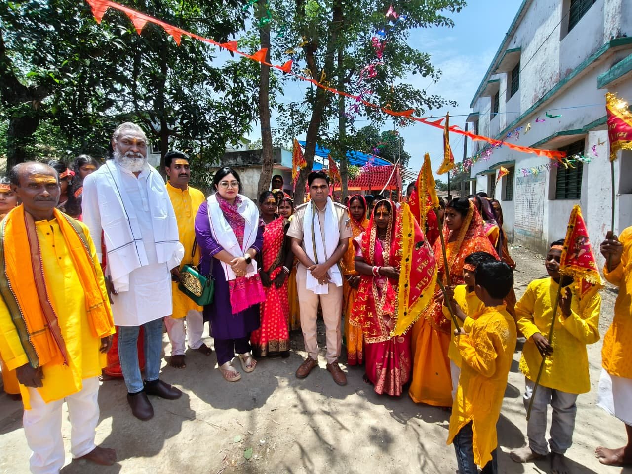 महेशगढ़िया में हनुमान मंदिर प्राण प्रतिष्ठा में शामिल हुईं उपासना मरांडी; सात दिवसीय धार्मिक कथा का शुभारंभ