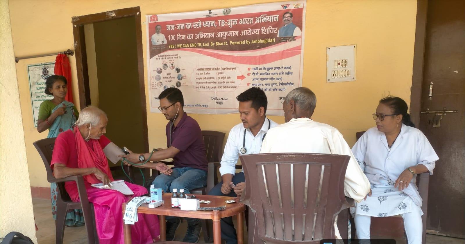 पाकुड़: उपायुक्त के निर्देश पर वृद्धाश्रम में स्वास्थ्य शिविर, बुजुर्गों की हुई नि:शुल्क जांच