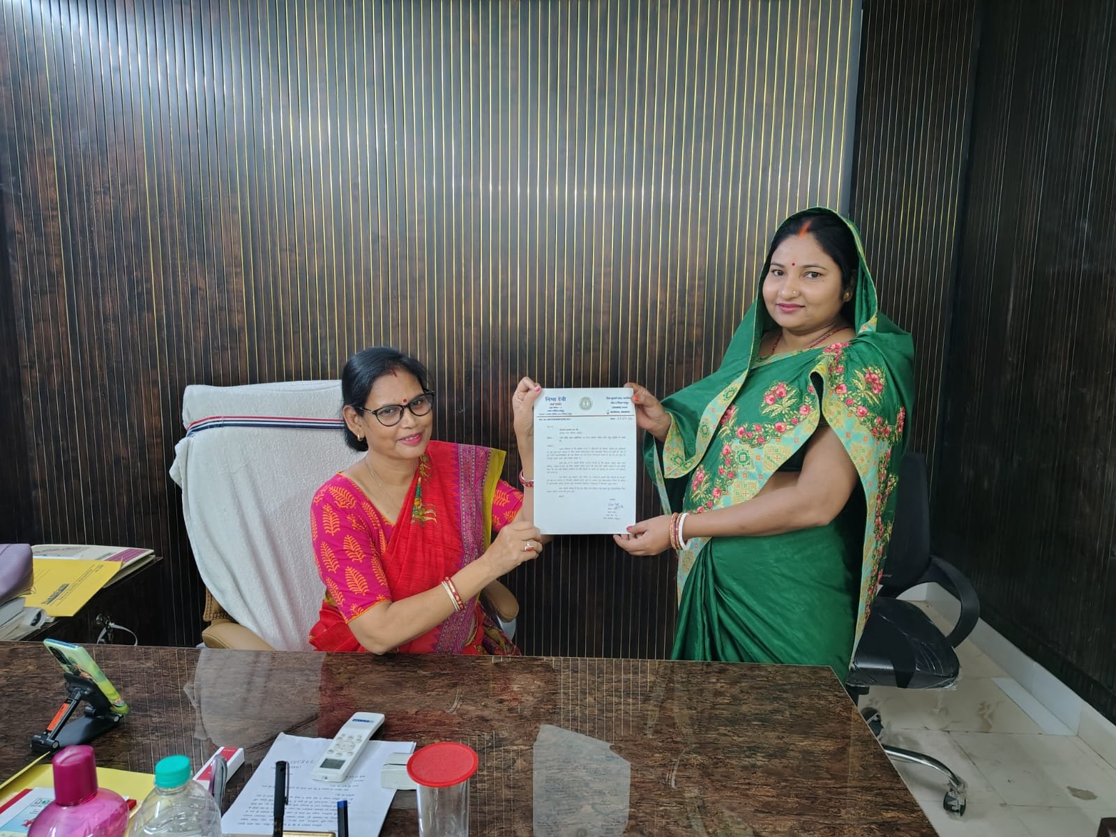 नारी शक्ति वंदन अधिनियम के समर्थन में उठी आवाज: पाकुड़ में वार्ड पार्षद ने अध्यक्ष को सौंपा ज्ञापन